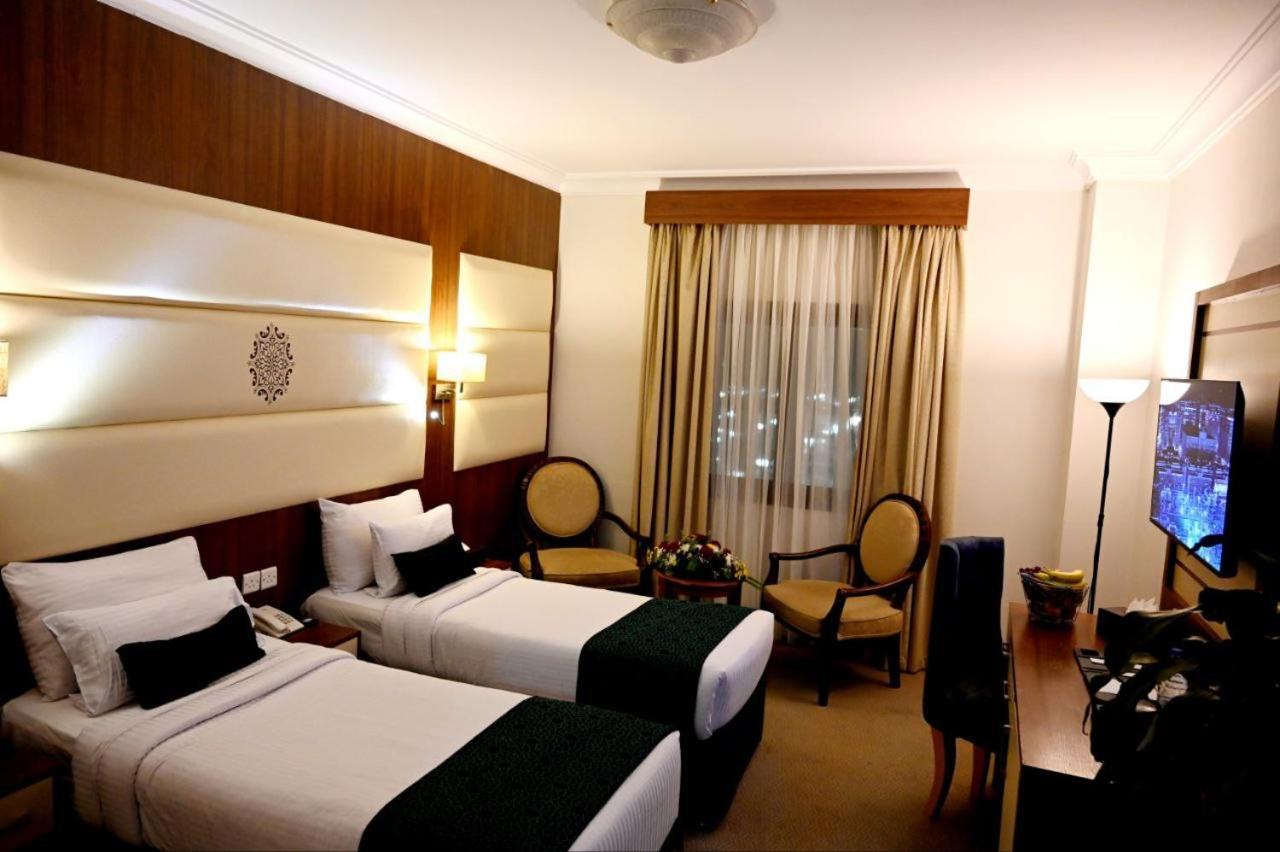 One Inn Hotel Medina Esterno foto
