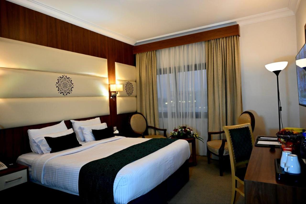 One Inn Hotel Medina Esterno foto
